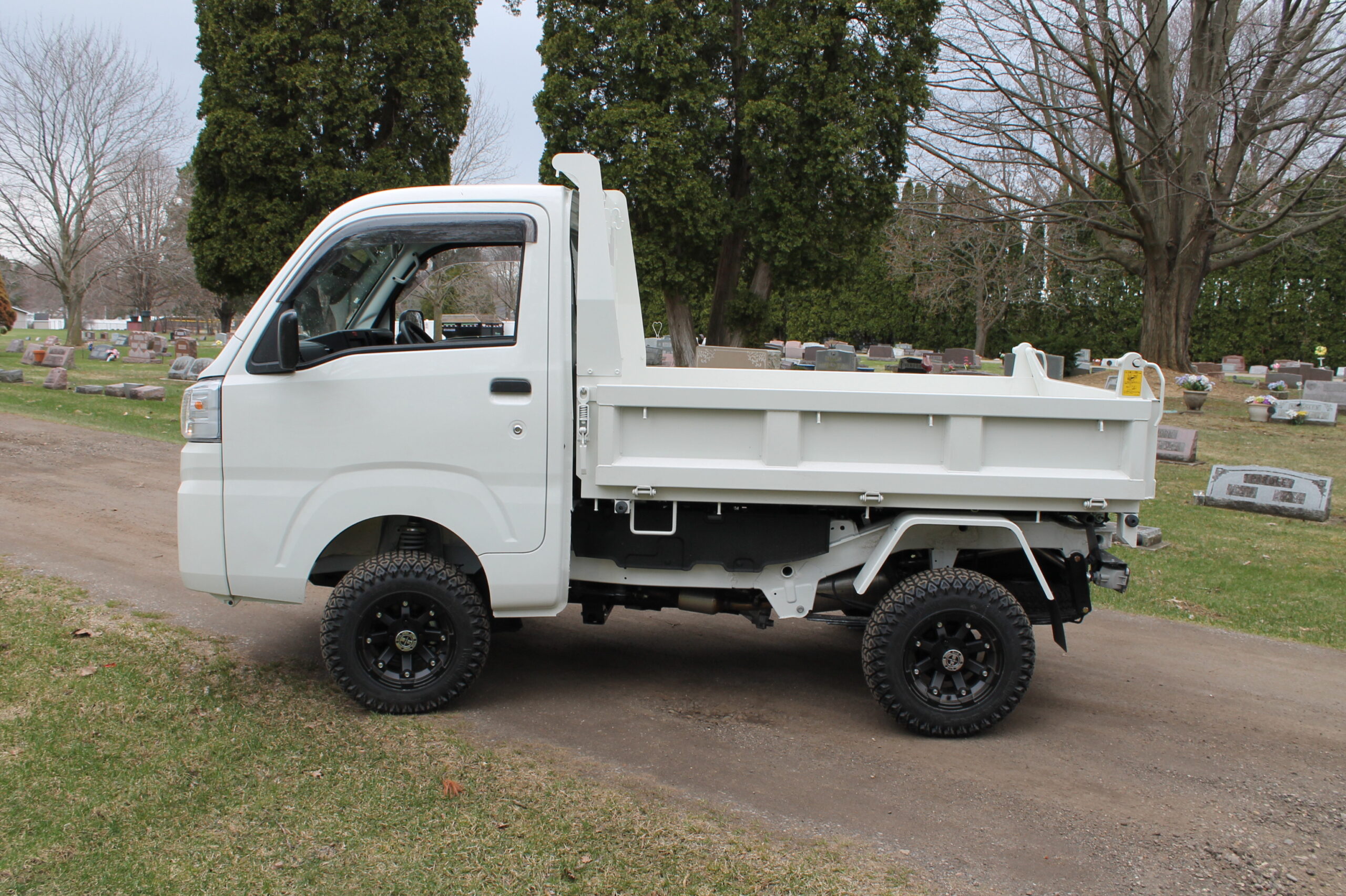 Left side view of Daihatsu Hijet HD Dump