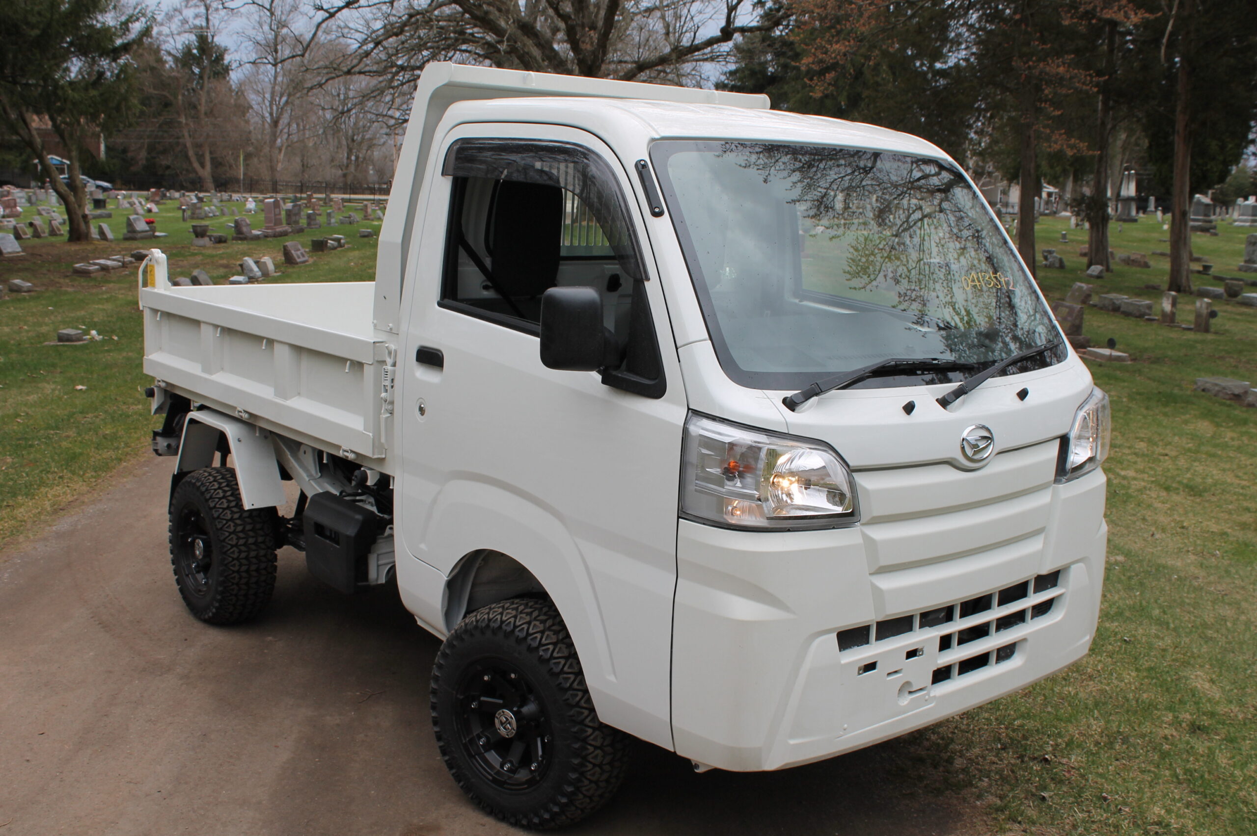 Right front view of Daihatsu Hijet HD Dump with its bed down